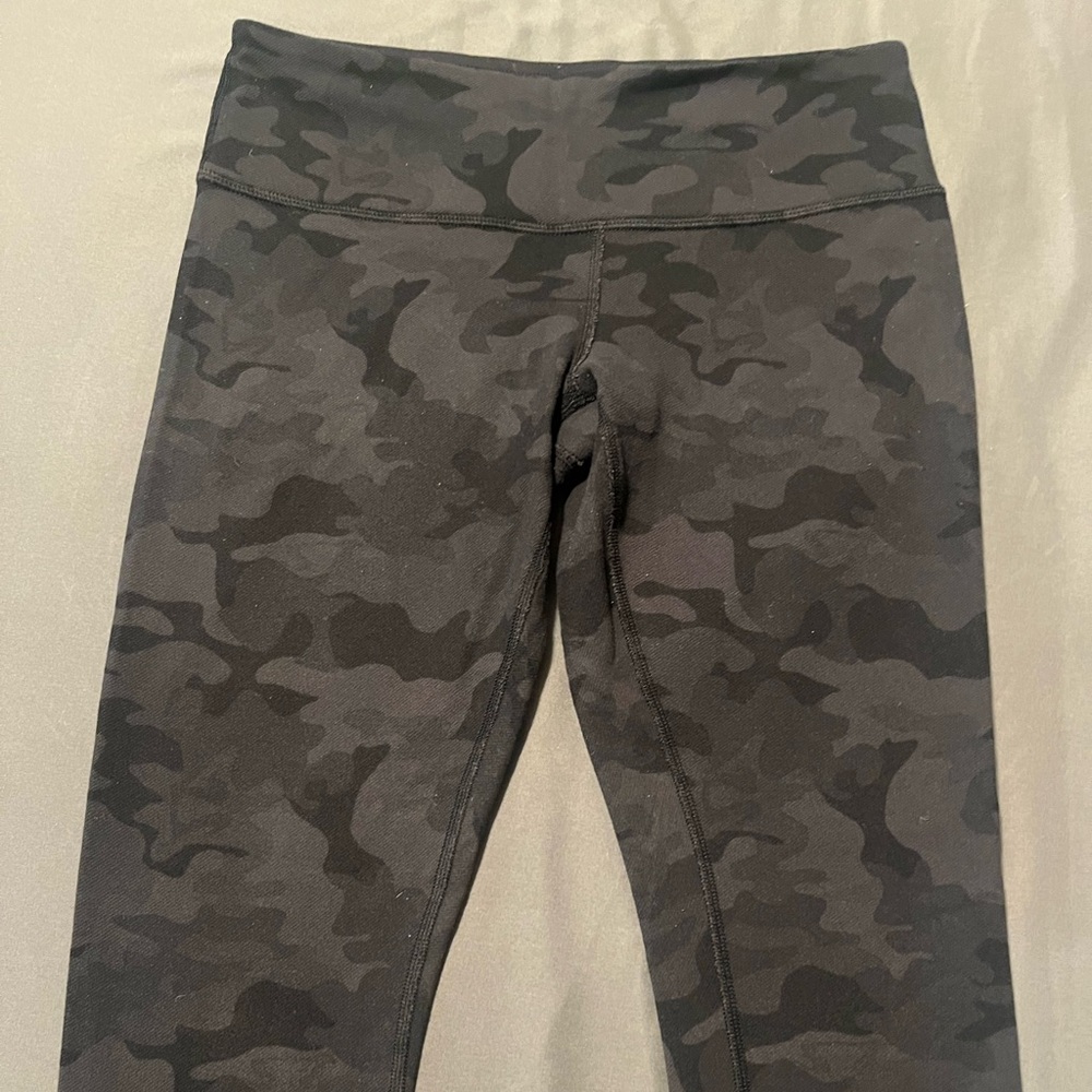 Black Camo lululemon Wunder under capri leggings..